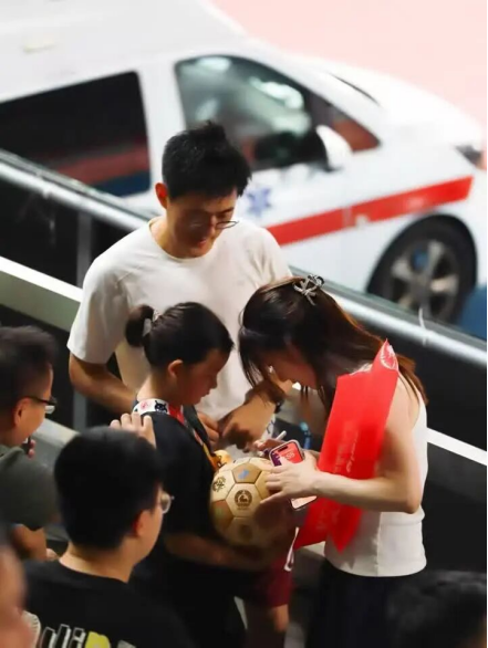 性别限制的, 队主场对阵 性别限制的, 队主场对阵