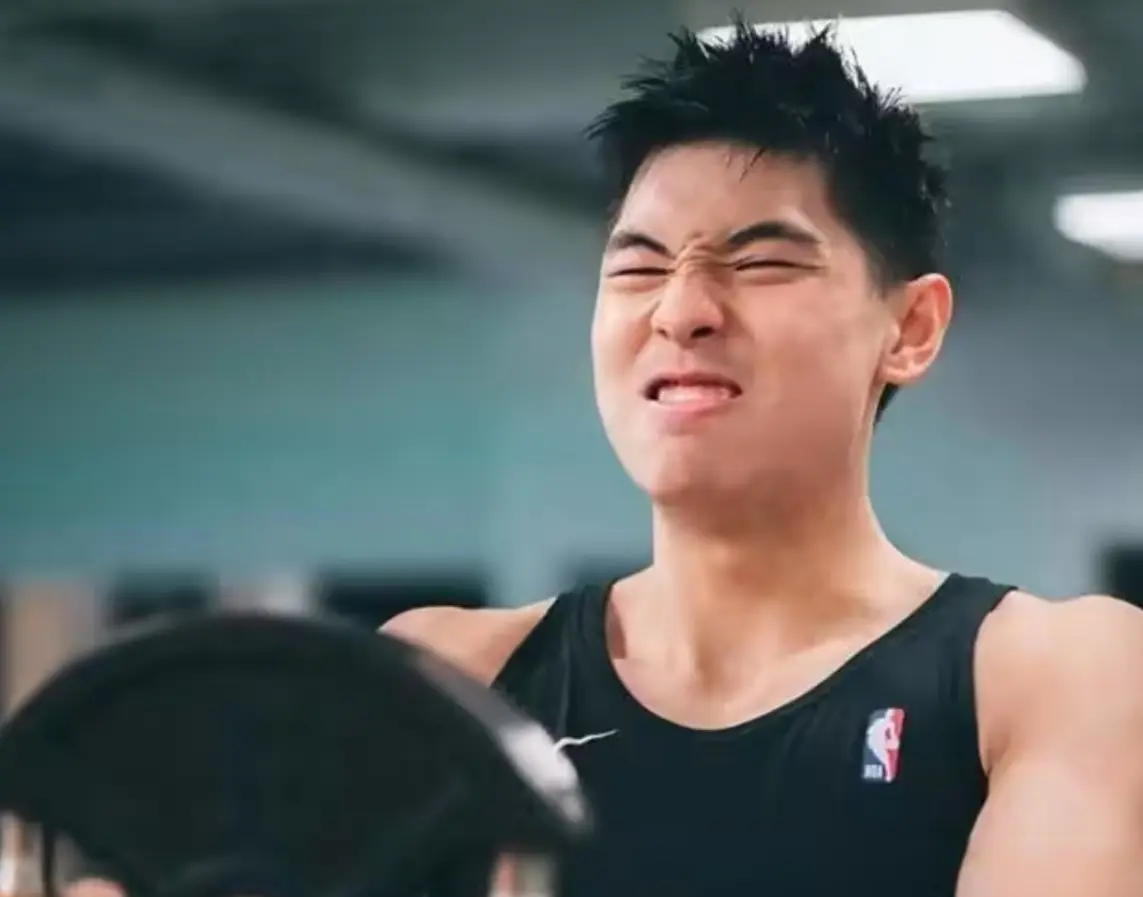 全力去冲冠, 明轩徐杰焦, 个队伍中